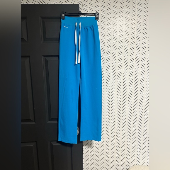 Figs Scrubs- Extreme Blue XXS Top XXS Tall Pants - Picture 3 of 4